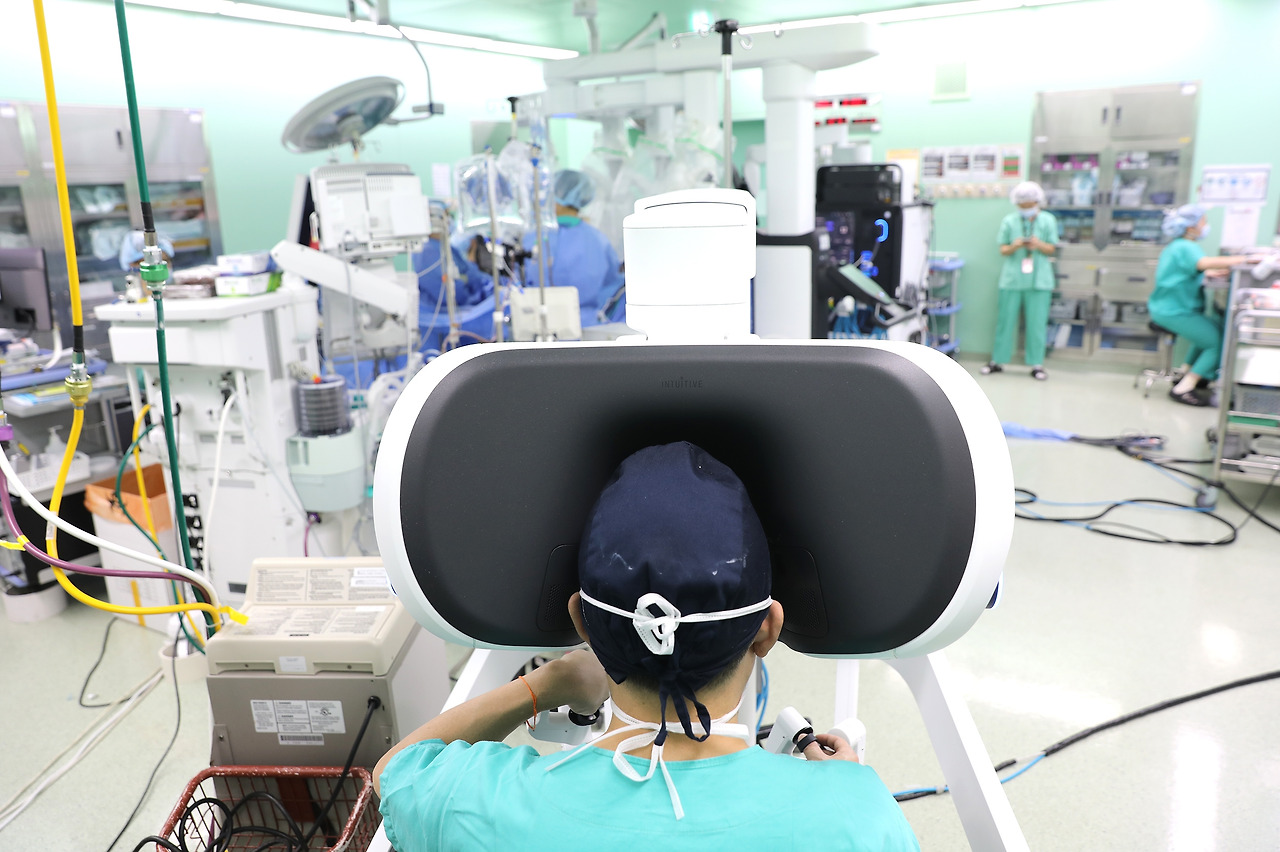 [사진] 인제대학교 일산백병원이 국내 네 번째로 도입한 ‘다빈치 5’ 로봇수술 시스템. 병원은 이를 통해 고난도·고위험 환자 치료 역량을 강화하고 있다..jpg