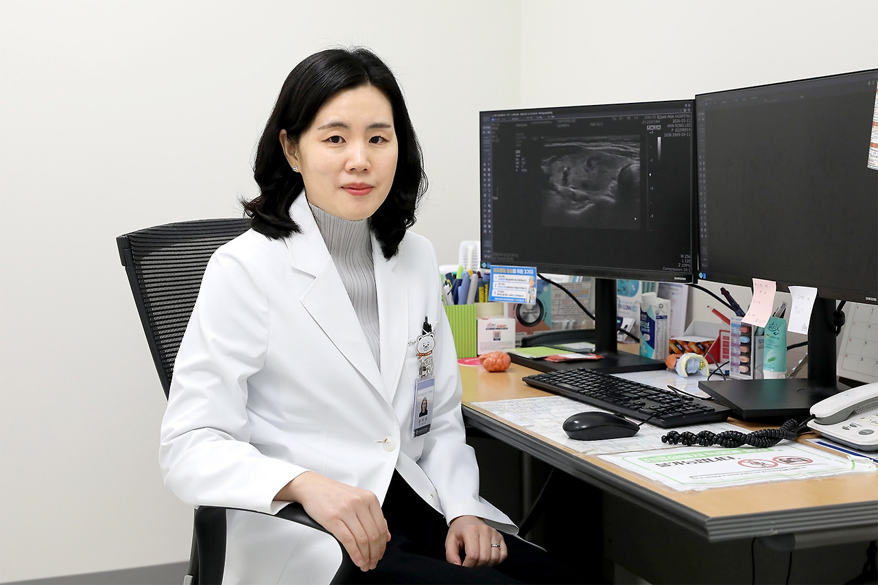 손서영 교수 진료사진.jpg