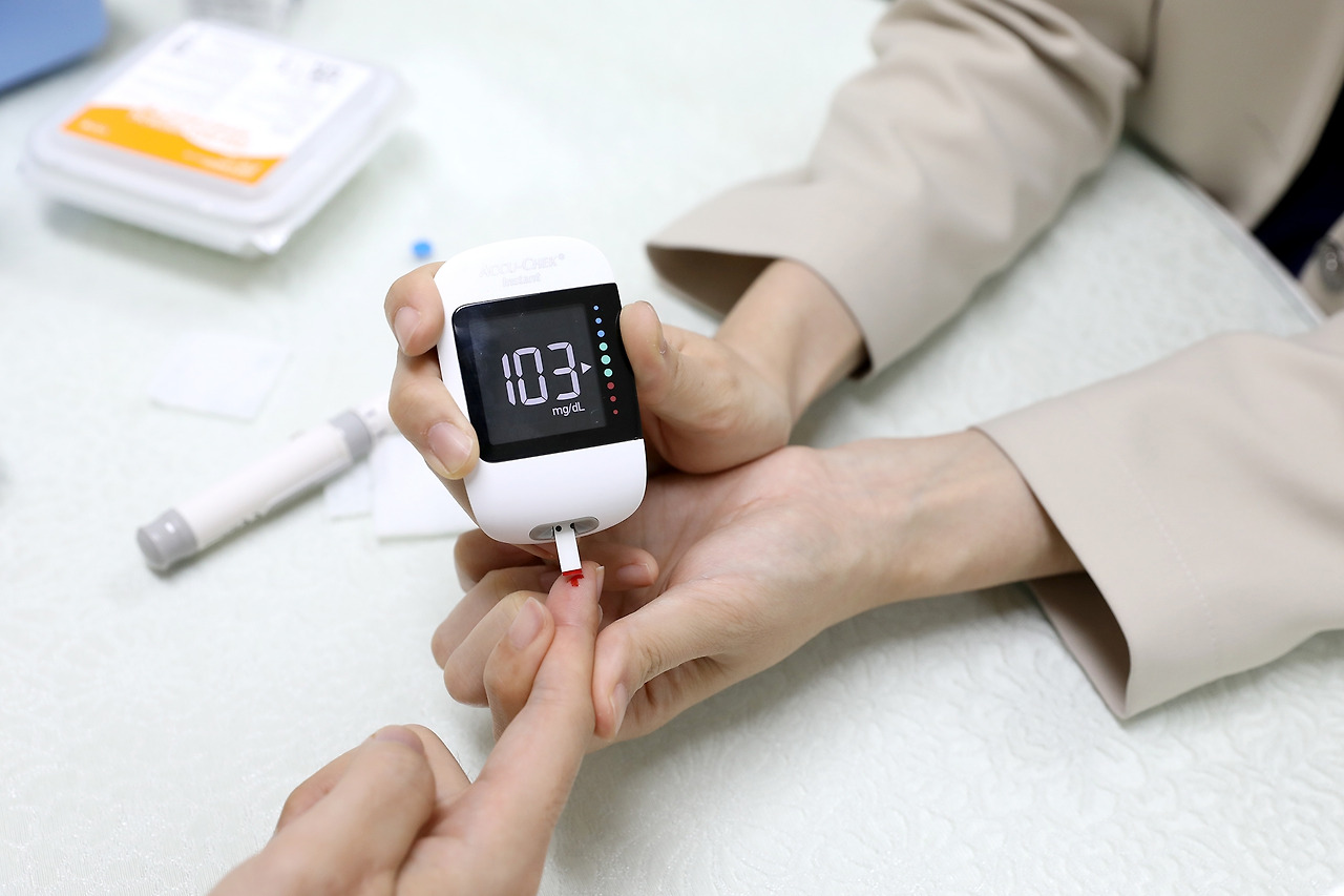 [사진] 소아 제2형 당뇨병은 성인보다 합병증이 더 빠르게 나타날 수 있기 때문에 10세 이후 의심 증상이 있으면 검사를 적극적으로 시행해야 한다..jpg