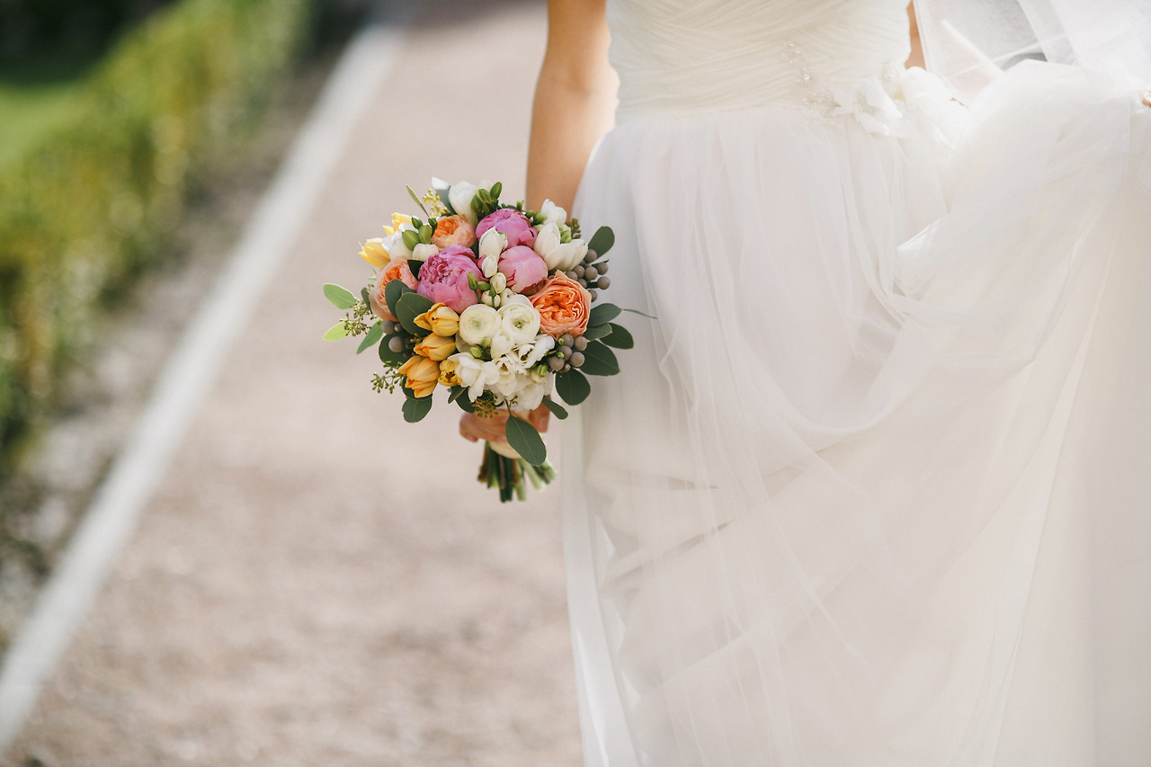 back-bride-with-bouquet.jpg