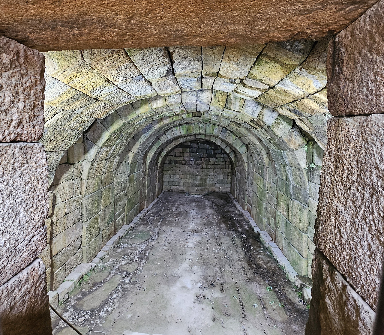 석빙고 내부.jpg