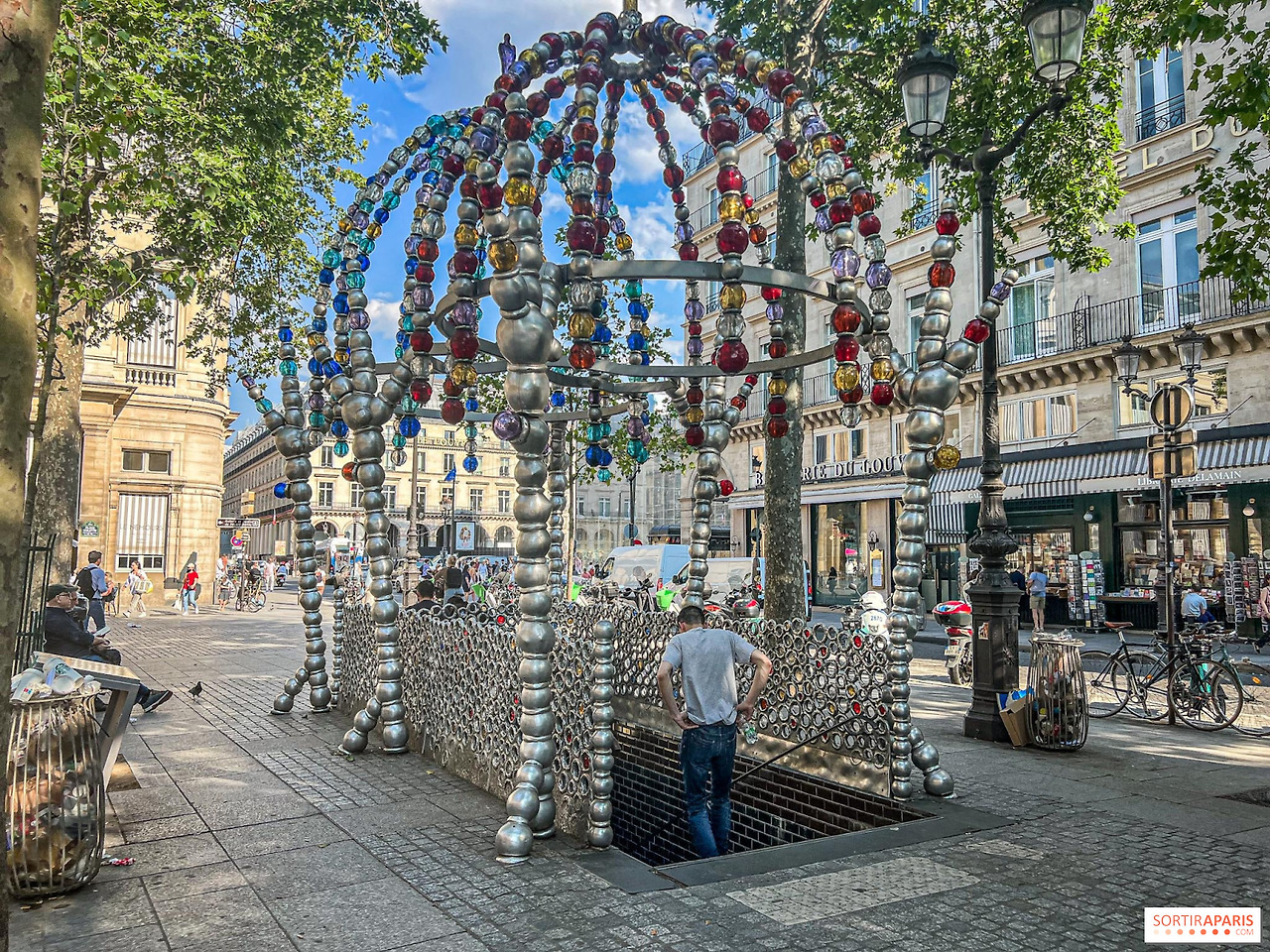 917816-metro-palais-royal-musee-du-louvre-kiosque-des-noctambules-jean-michel-othoniel.jpg