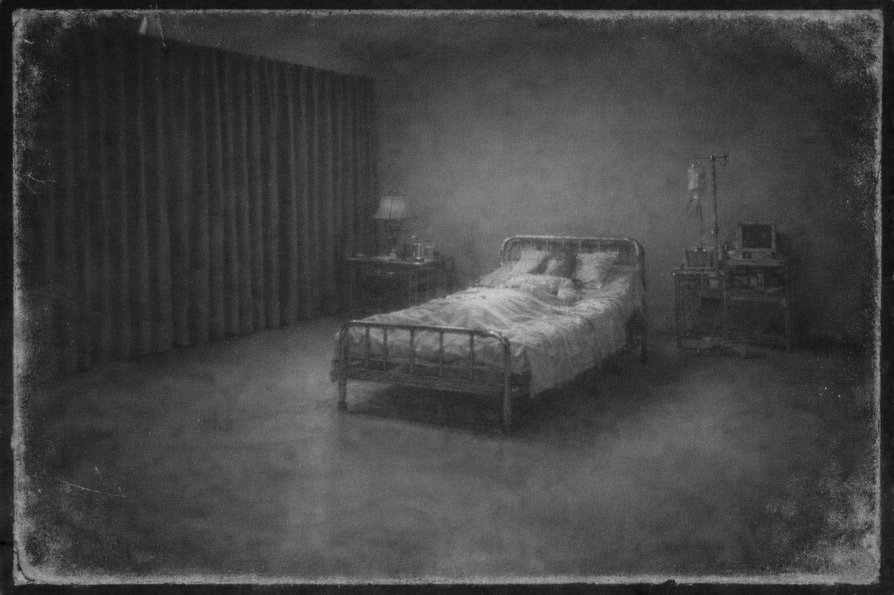 어두운 병실의 침대와 침묵.jpg