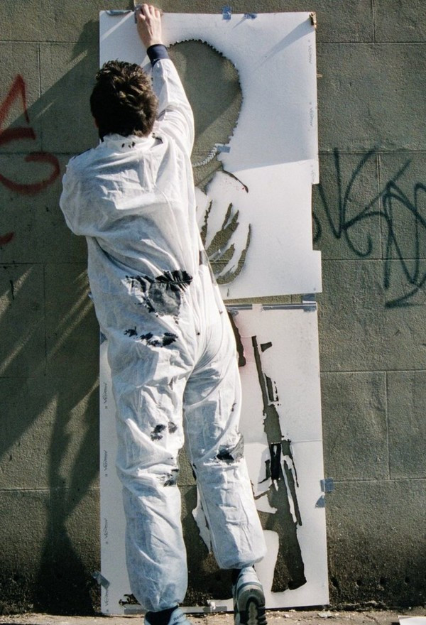 7. 스텐실 기법으로 거리 그림을 그리는 뱅크시.jpg