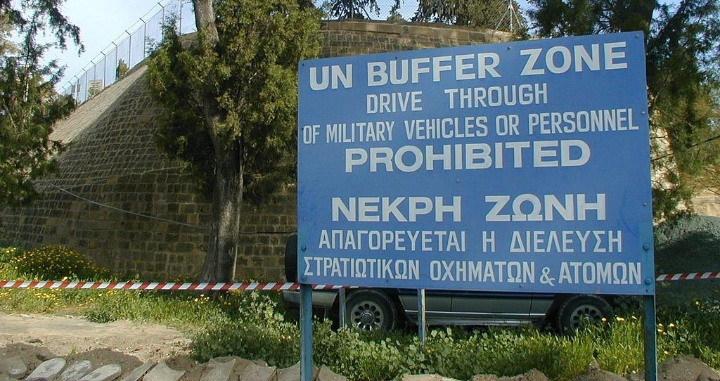 키프로스를 둘로 가르는 그린라인의 철조망.jpg