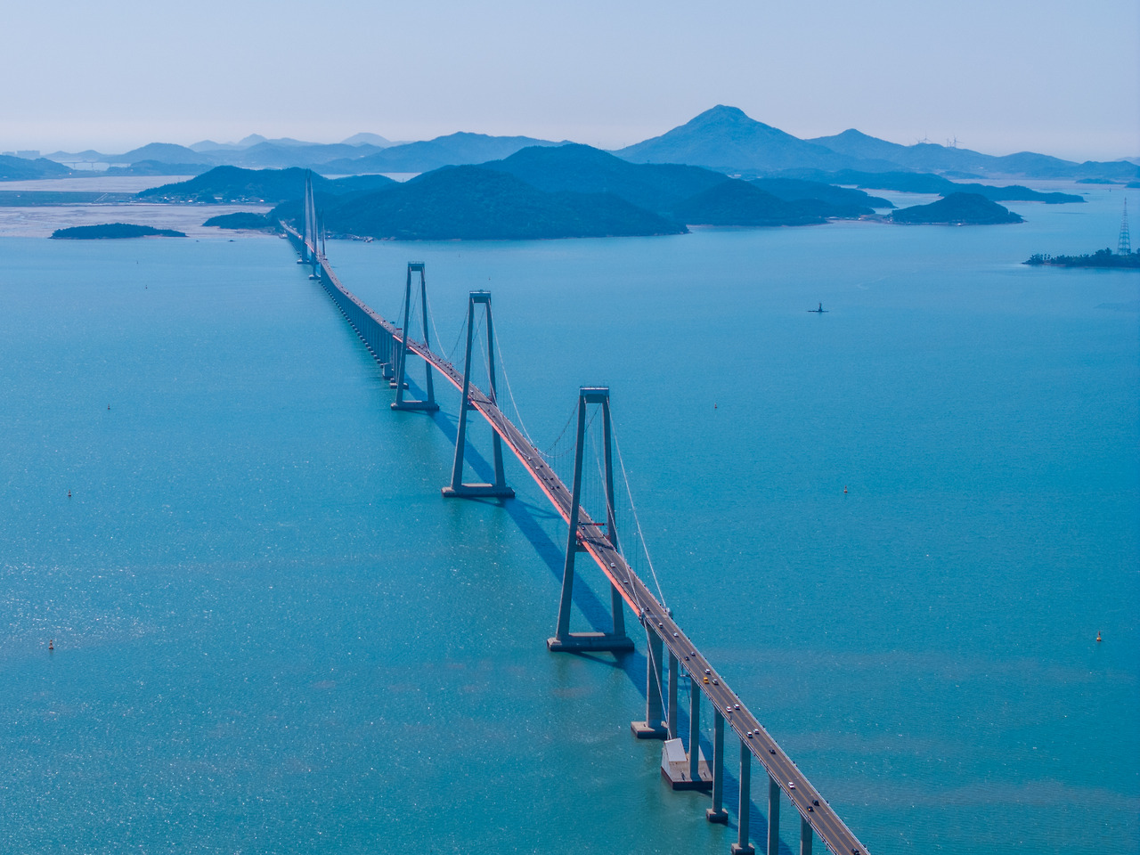 신안의 수많은 섬들을 연결시켜준 천사대교.jpg