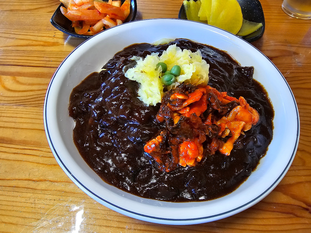 톳과 멍게가 올려진 마라도 짜장면.jpg