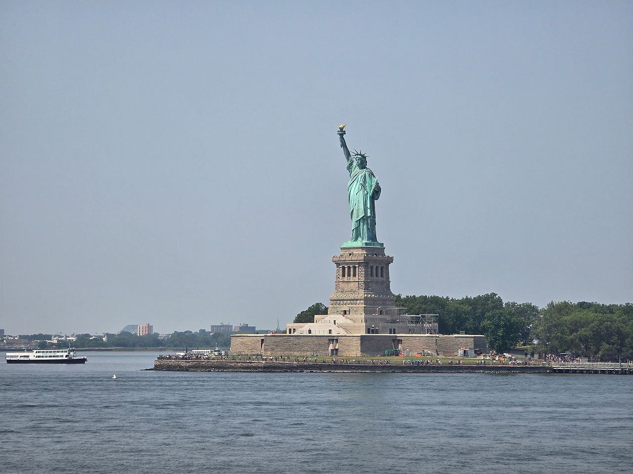 페리에서 바라본 자유의 여신상.jpg