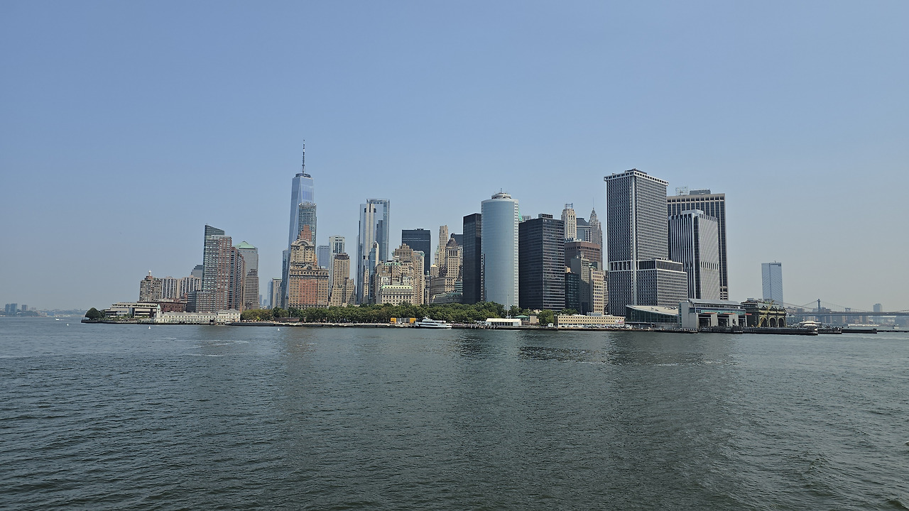 페리에서 바라본 뉴욕 맨해튼.jpg