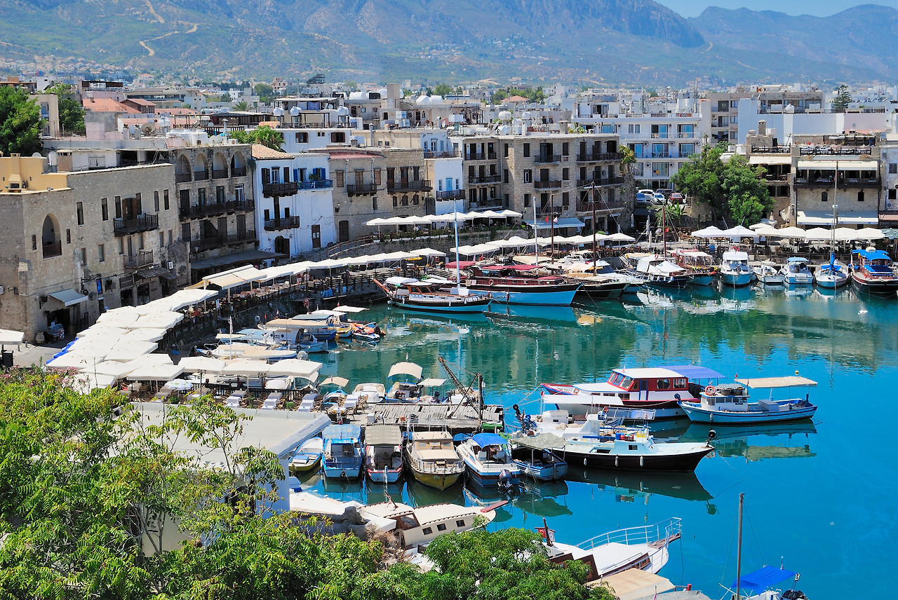 키프로스의 에메랄드 빛 바다.jpg