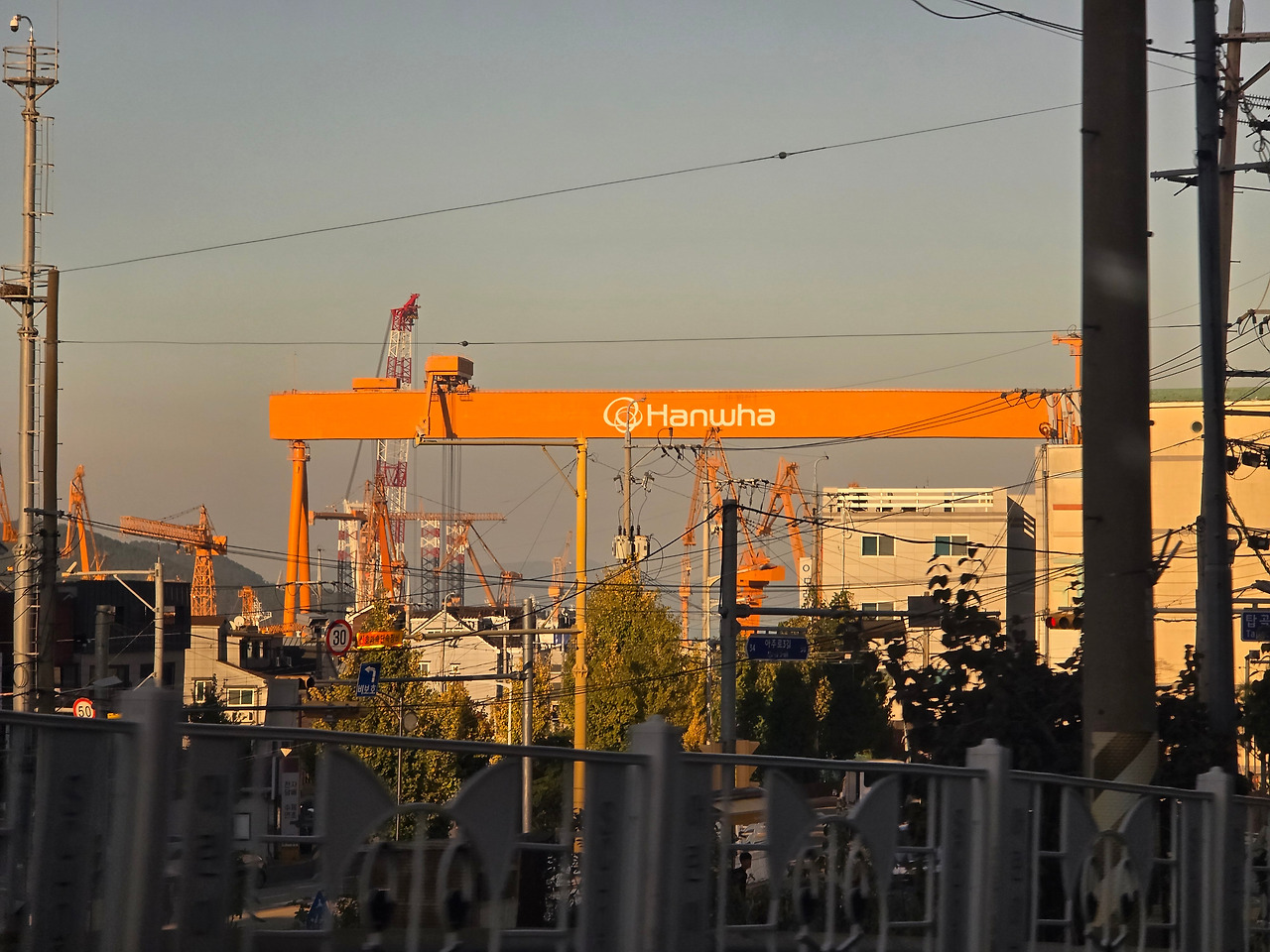 한화오션의 거대한 크레인 골리앗.jpg