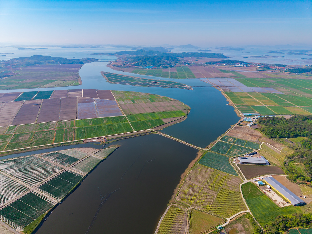 섬을 두개의 행정구역으로 가르는 물줄기.jpg