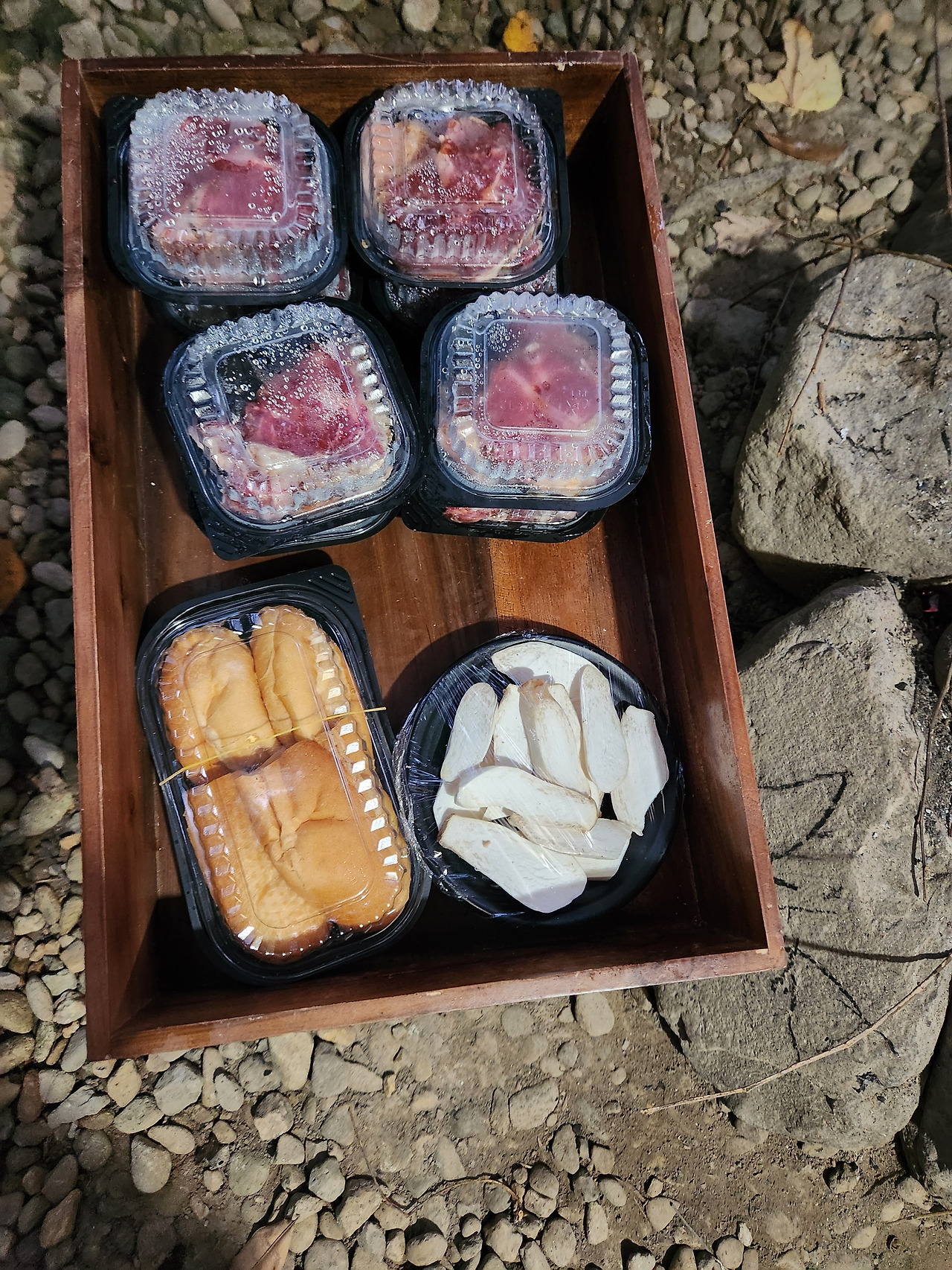 캠핑장 저녁식사 고기.jpg