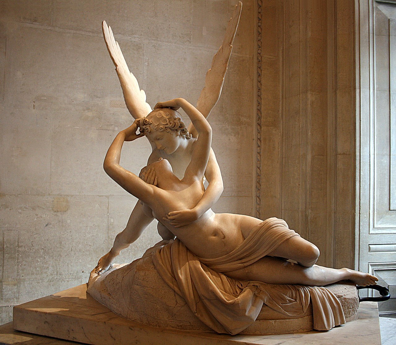 1280px-0_Psyché_ranimée_par_le_baiser_de_l'Amour_-_Canova_-_Louvre_1.jpg