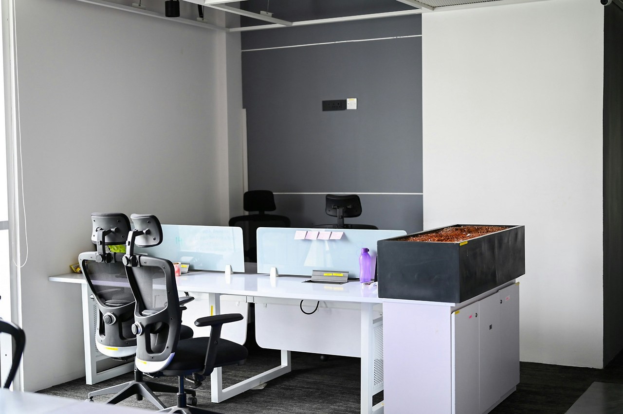 the-yardcoworking-oUpLJxufIiM-unsplash.jpg