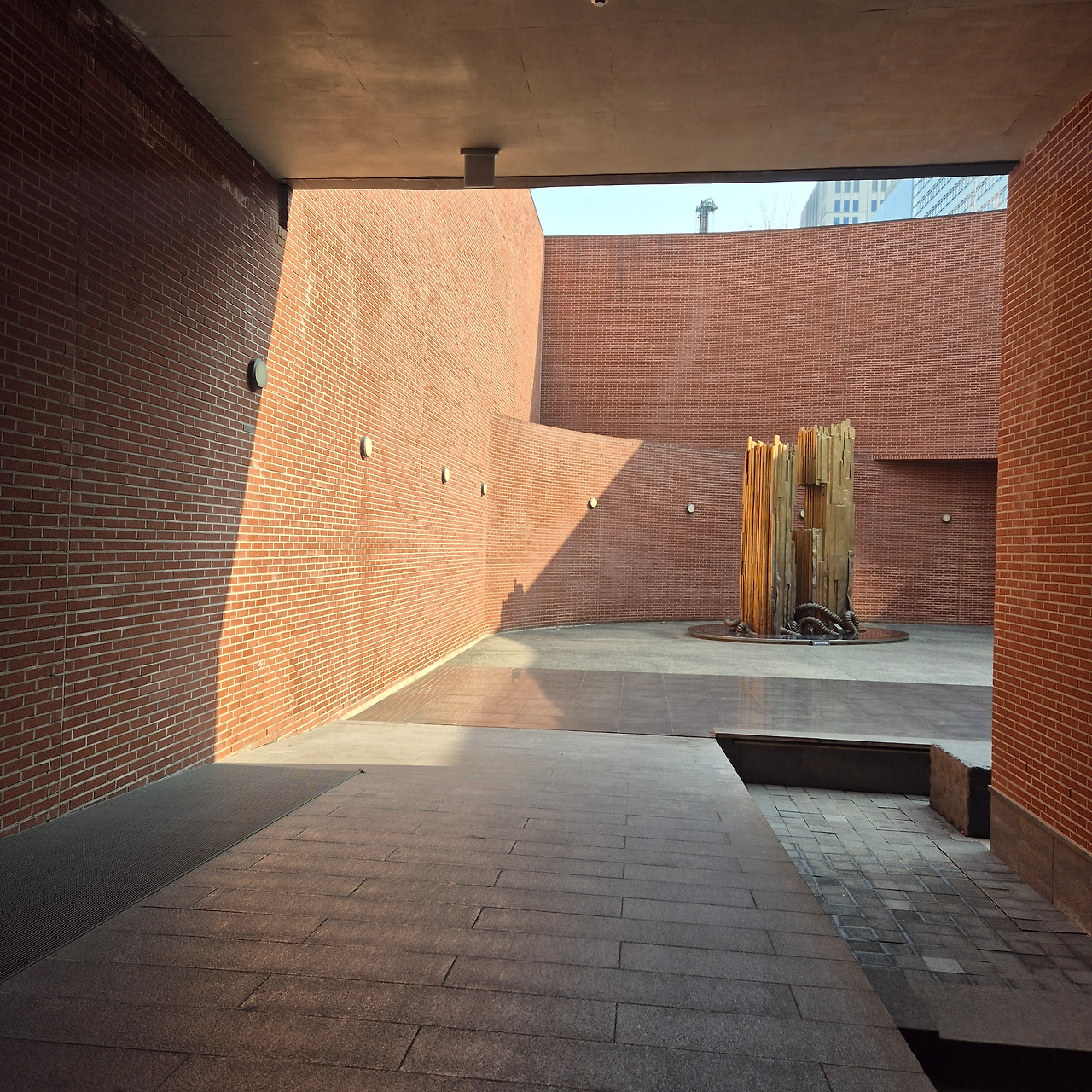 서소문성지 역사박물관_진입로.jpg