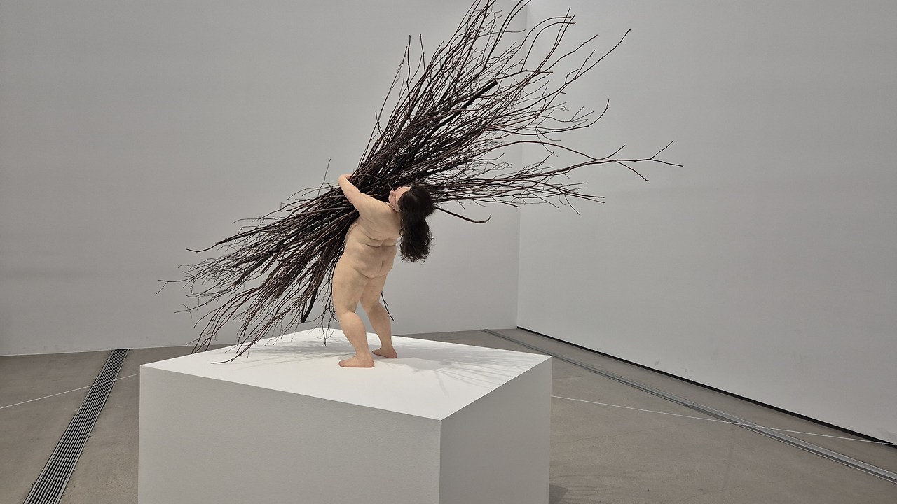 론뮤익_Woman_with _Sticks.jpg