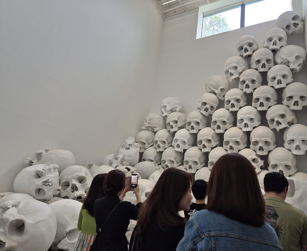 두개골의_더미와_사진찍는_관객.jpg