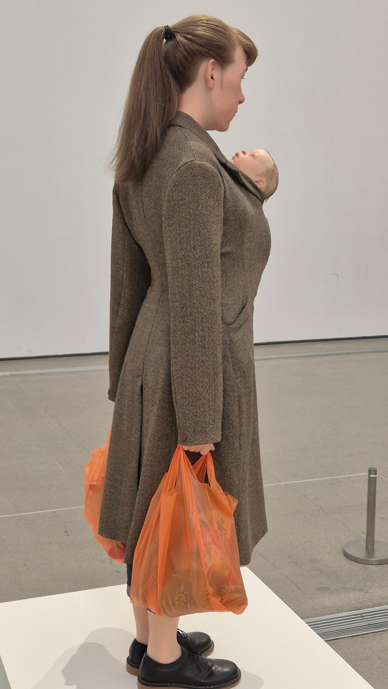 론뮤익_Woman With Shopping.jpg