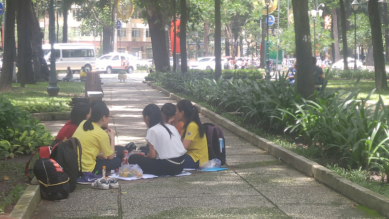 공원에서 학생 들 1.jpg