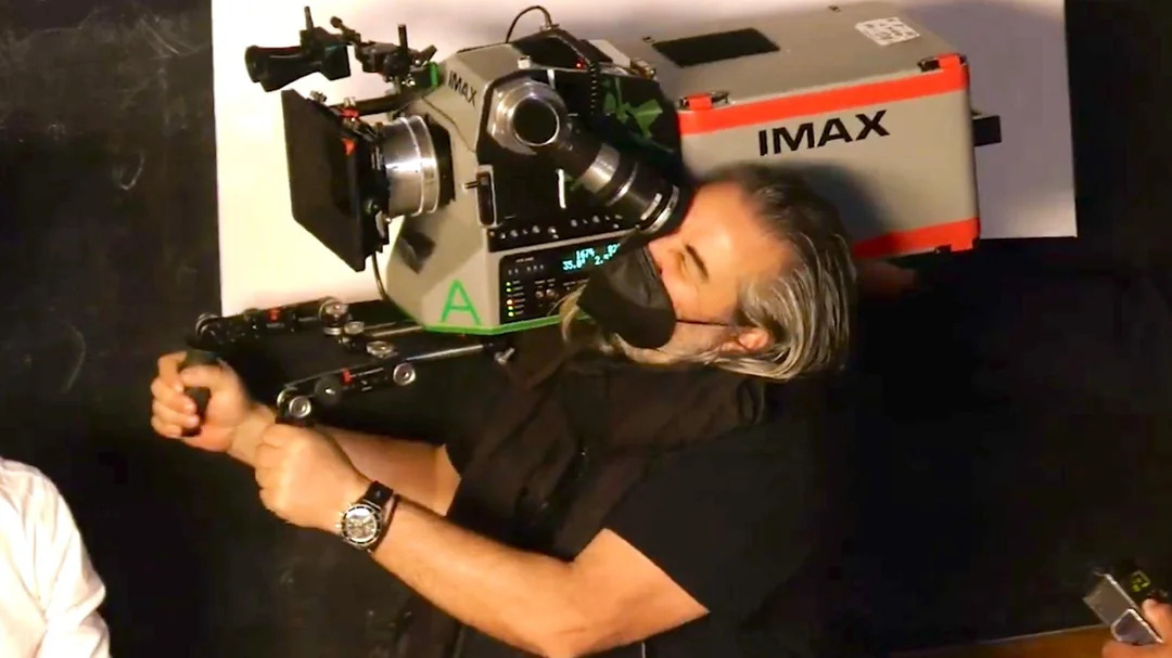 images-of-hoytema-handholding-the-imax-camera-for-nolans.jpg