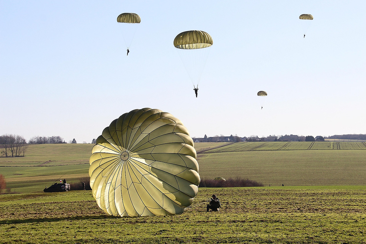 guentherdillingen-parachute-7679815_1920.jpg