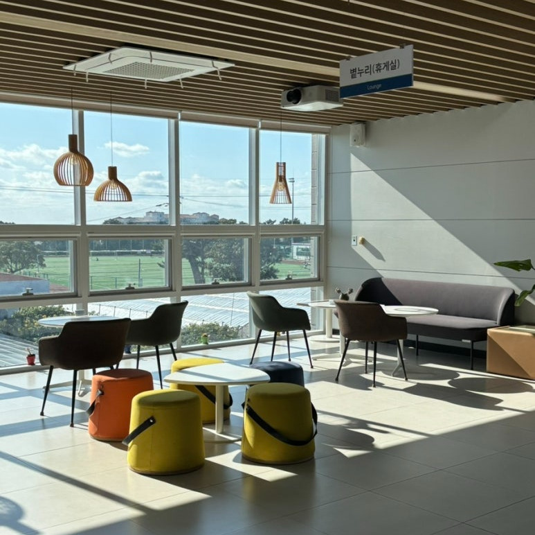 제남도서관 볕누리 휴게실.jpg