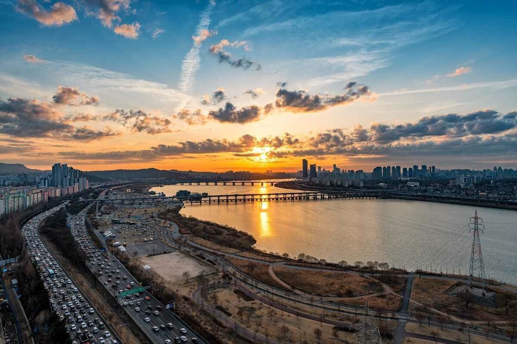 고층건물 한강 뷰.jpg