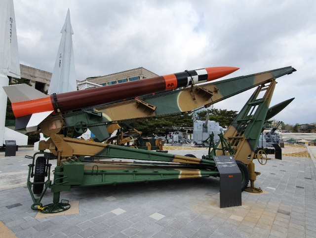 한국軍 미사일 개발 시작점…국산 1호 로켓 황룡을 아십니까[이현호 기자의 밀리터리!톡]  서울경제.jpg