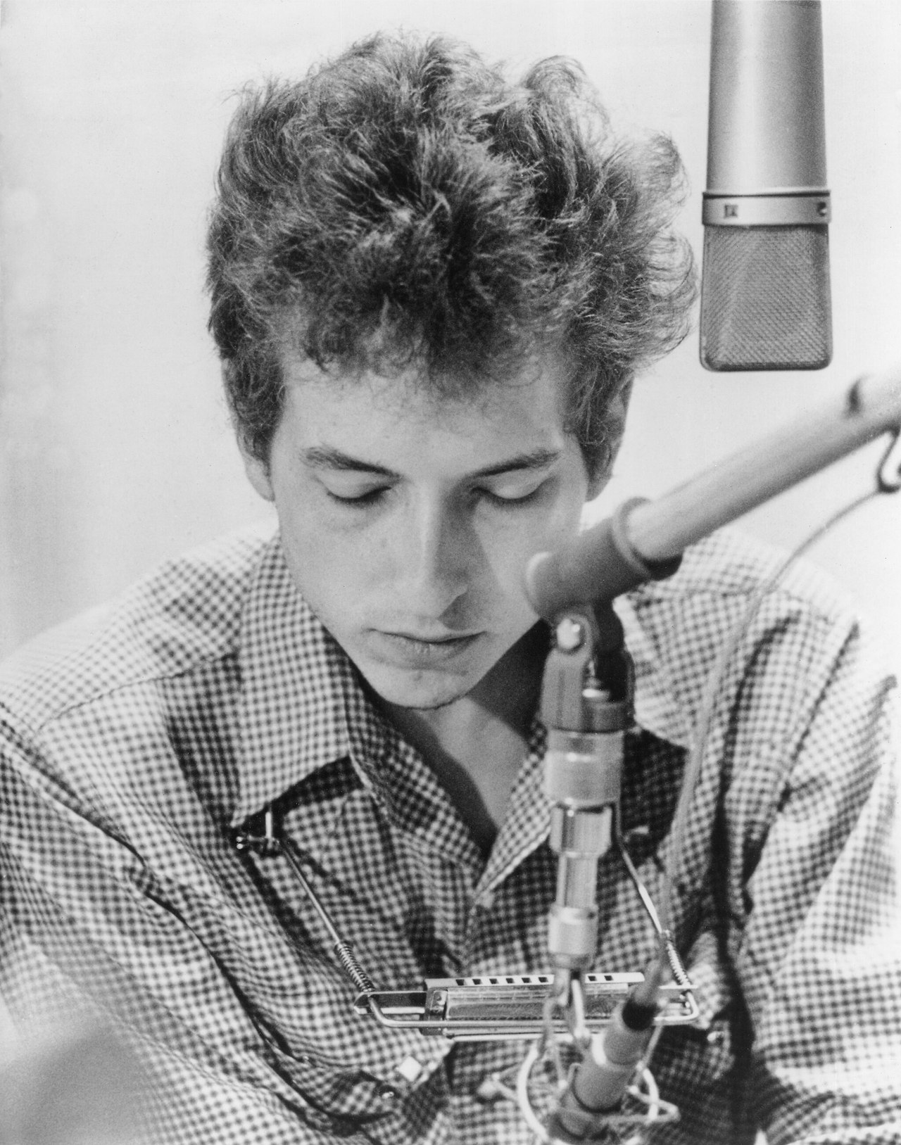 2048px-Bob_Dylan_1963_promo_photo_by_Don_Hunstein.jpg