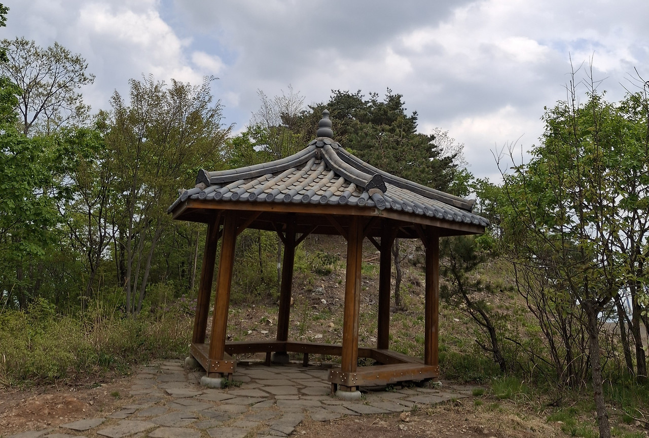 웅석봉 헬기장의 정자.jpg
