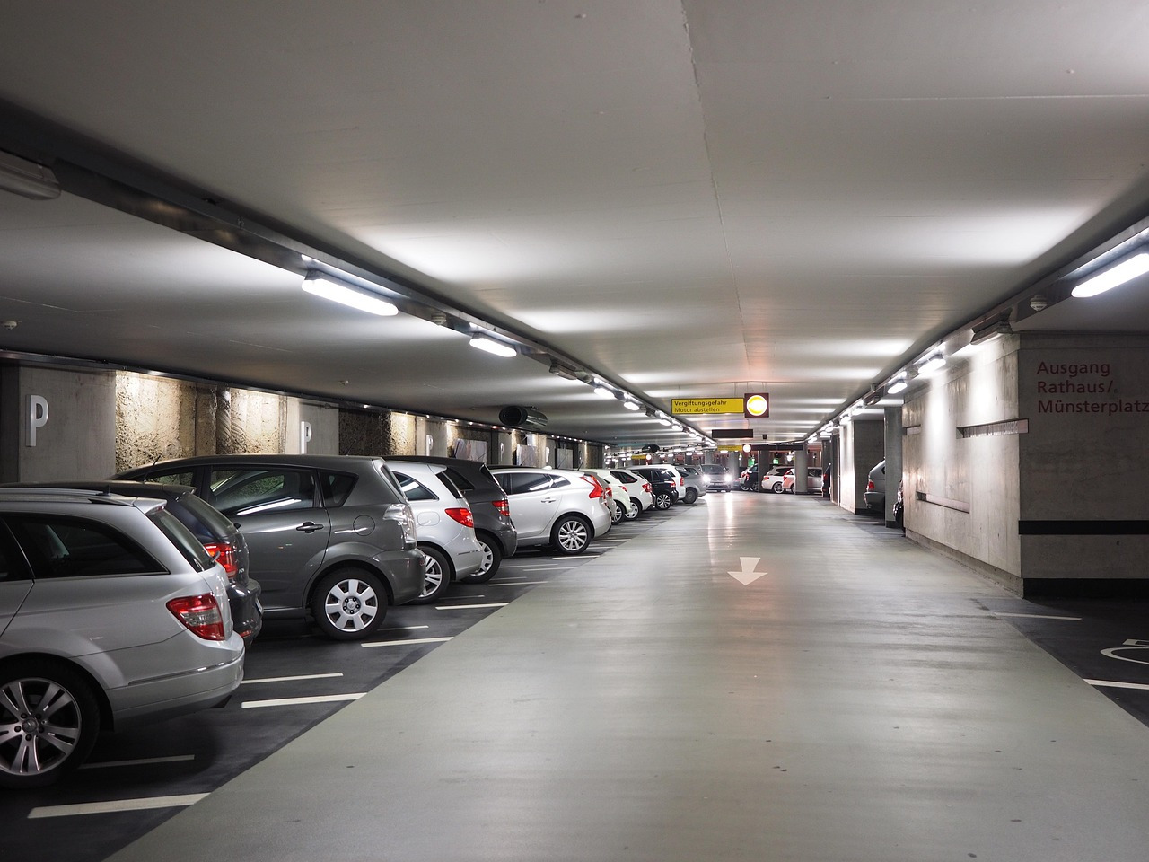multi-storey-car-park-1271919_1280 (1).jpg