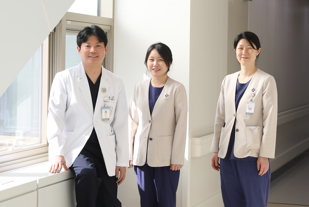 (사진 왼쪽부터) 신경외과 구해원 교수, 신경외과 김아름·정유정 전담간호사.jpg