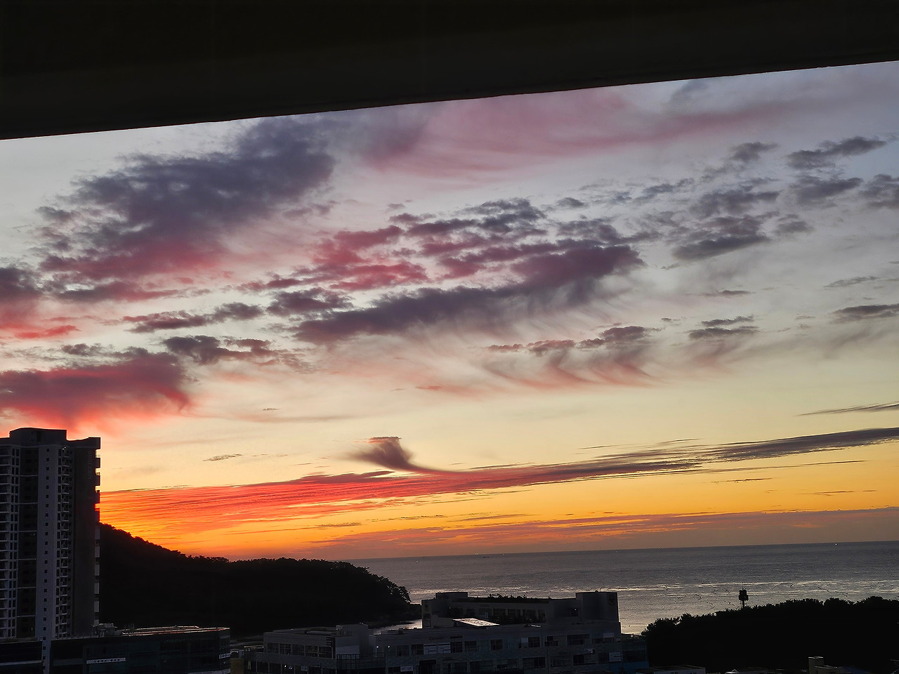 라우어-여명-  노을.jpg