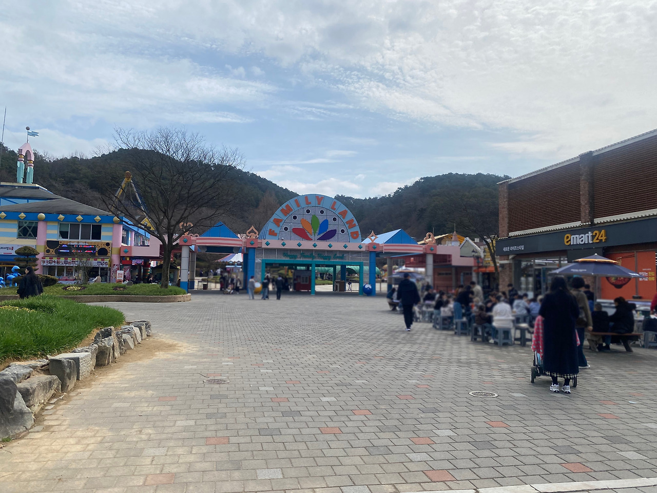 광주패밀리랜드 입구(블러처리).jpg