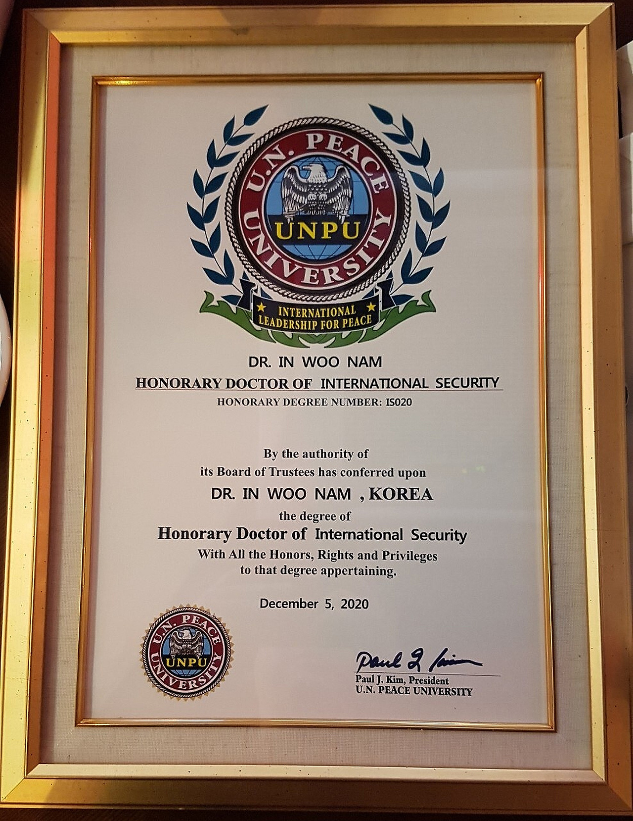 10.미국 캘리포니아, UN대학원 국제안보 명예박사  학위증, 의령남씨 개국공신 의령부원군25세 남인우화가.jpg