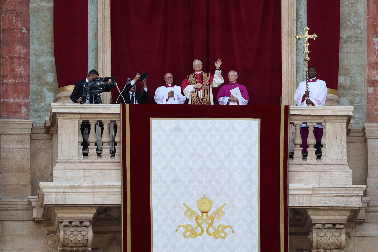 1280px-Pope_Leo_XIV_on_the_loggia.jpg