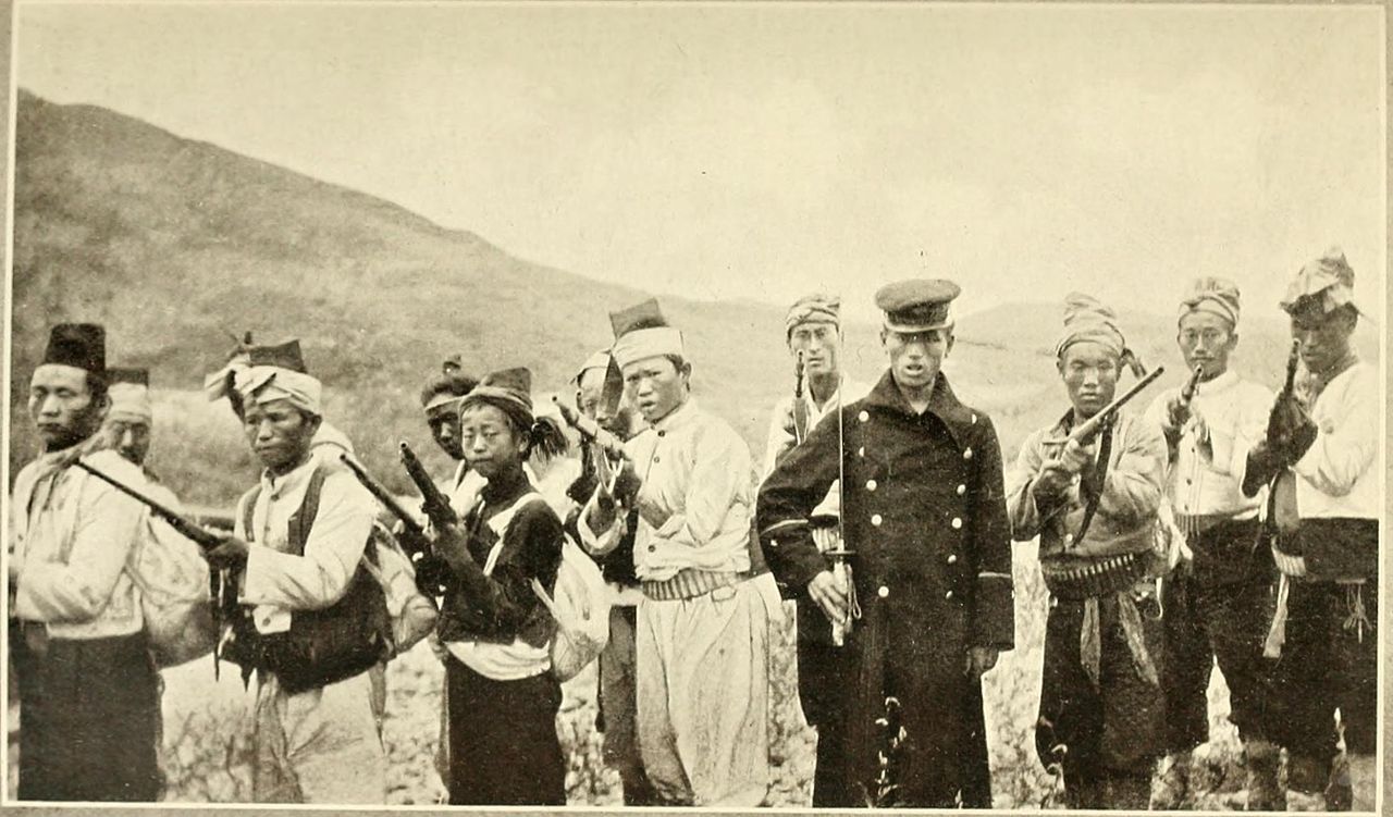 1280px-Company_of_Korean_rebels_1907_by_F.A._McKenzie_from_Tragedy_of_Korea_rotate90crop.jpg