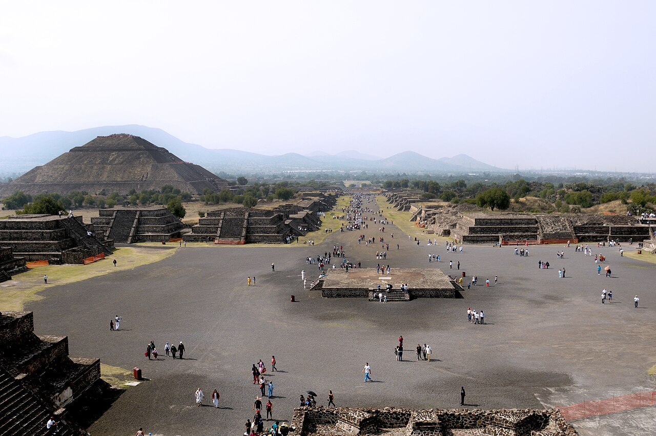 1280px-Teotihuacán_2013-09-30_10-35-20.jpg