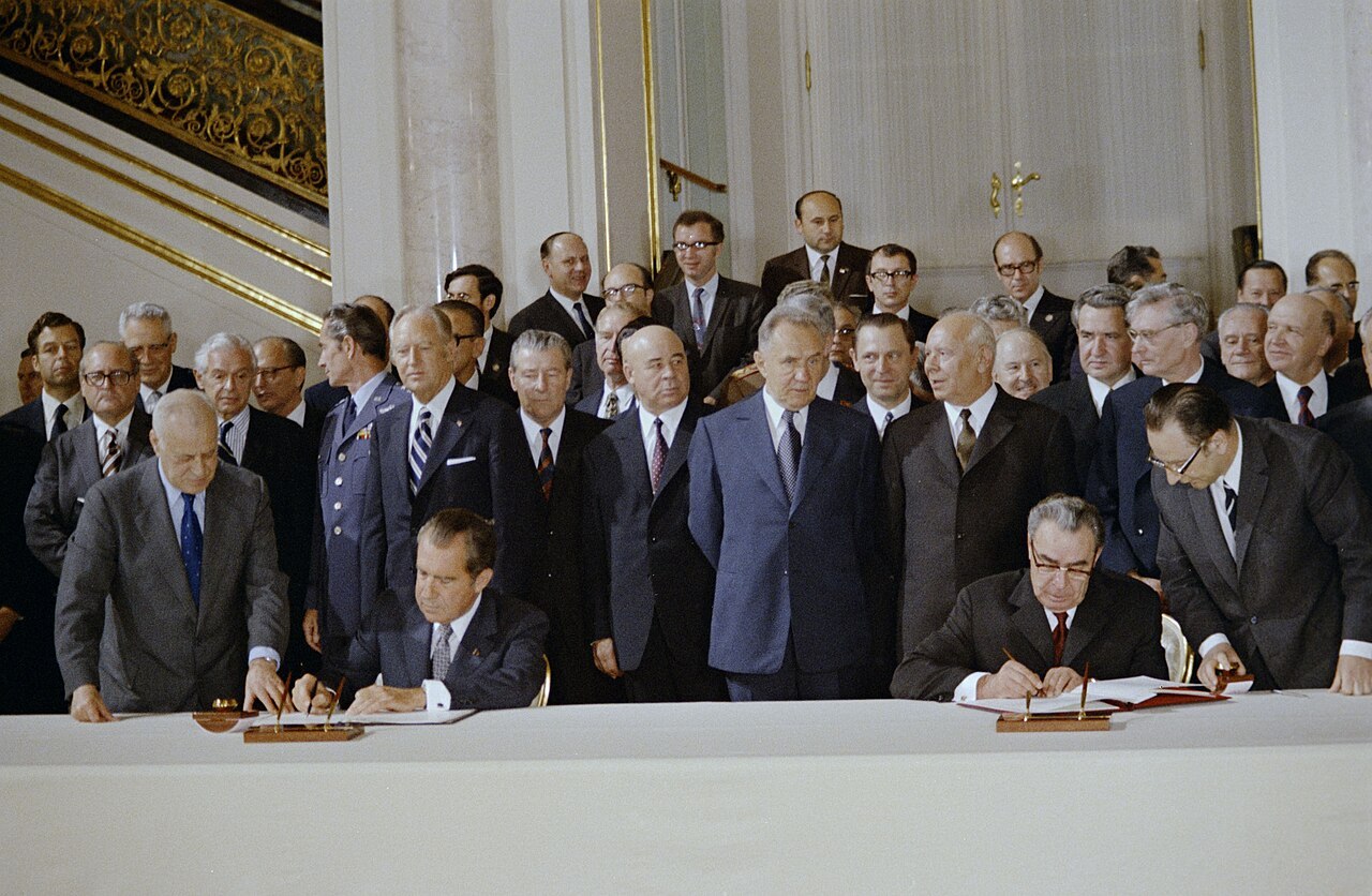 1280px-Richard_Nixon_and_Leonid_Brezhnev_sign_ABM_treaty_and_SALT_agreement_in_Moscow.jpg