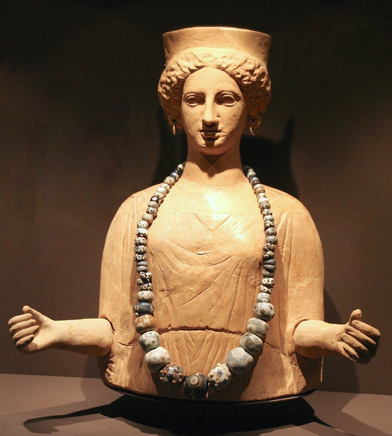 1280px-Representació_guarnida_de_la_deessa_Tànit.jpg