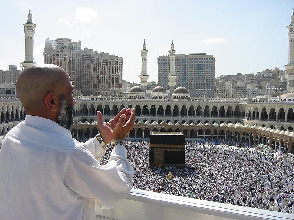 960px-Supplicating_Pilgrim_at_Masjid_Al_Haram._Mecca,_Saudi_Arabia.jpg