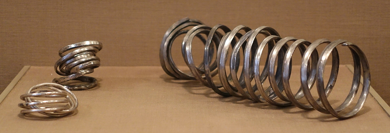 바빌론 시대의 화폐로 사용된 은 코일.jpg