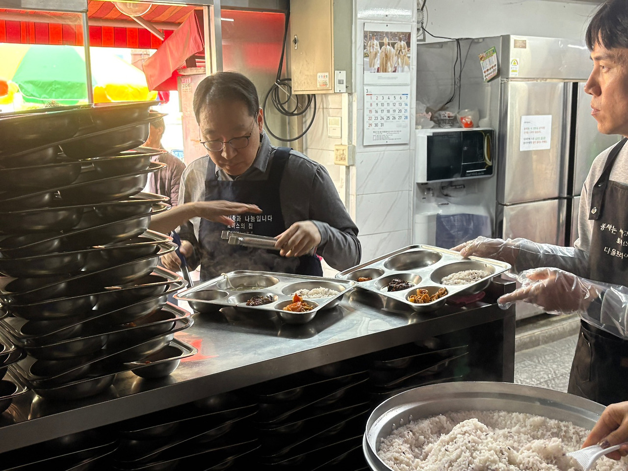 [사진 설명2] 마스턴투자운용 임직원이 서울 영등포구 소재 ‘토마스의 집’에서 배식 봉사를 하고 있다(2)(사진 제공=마스턴투자운용 브랜드전략팀).jpg