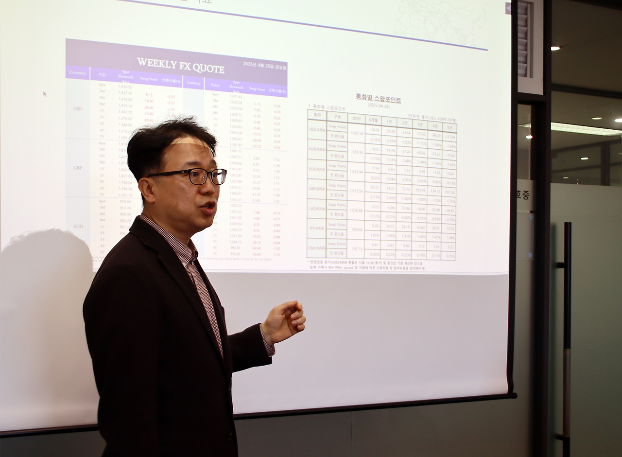 [사진 설명3] 조용민 마스턴투자운용 해외부문 대표가 13일 개최된 ‘환 헤지의 이해와 전략’ 세미나에서 발표를 진행하고 있다. (2) (사진 제공=마스턴투자운용 브랜드전략팀).jpg
