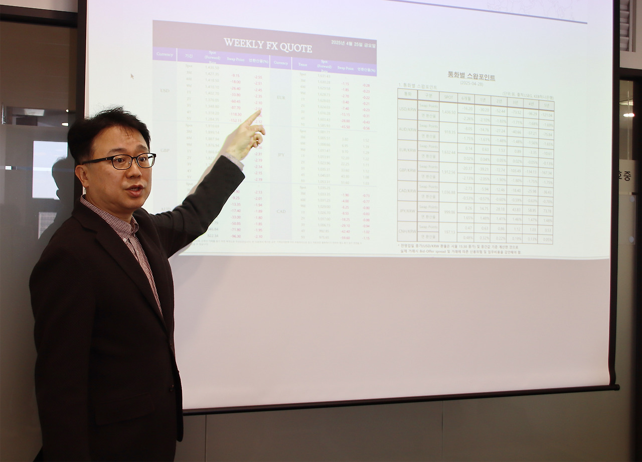 [사진 설명2] 조용민 마스턴투자운용 해외부문 대표가 13일 개최된 ‘환 헤지의 이해와 전략’ 세미나에서 발표를 진행하고 있다. (1) (사진 제공=마스턴투자운용 브랜드전략팀).jpg