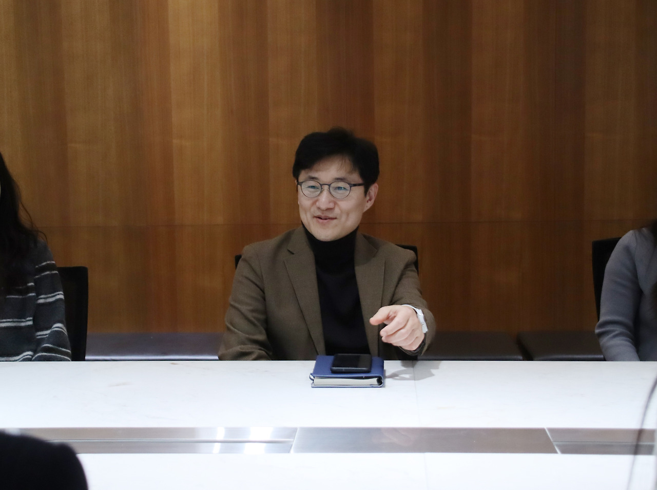 [사진 설명2] 마스턴투자운용이 세계 여성의 날을 맞아 진행한 ‘사내 여성 인력 교류 활동’에서 박형석 마스턴투자운용 대표이사가 여성 임직원들을 격려하고 있다(사진 제공=마스턴투자운용 브랜드전략팀).jpg