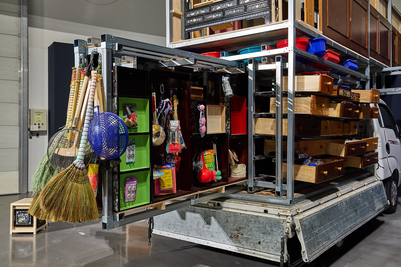 강해성+문소정+한경태, <이동하는 모듈러 만물상>, 2025. 사진제공: 부산현대미술관.jpg