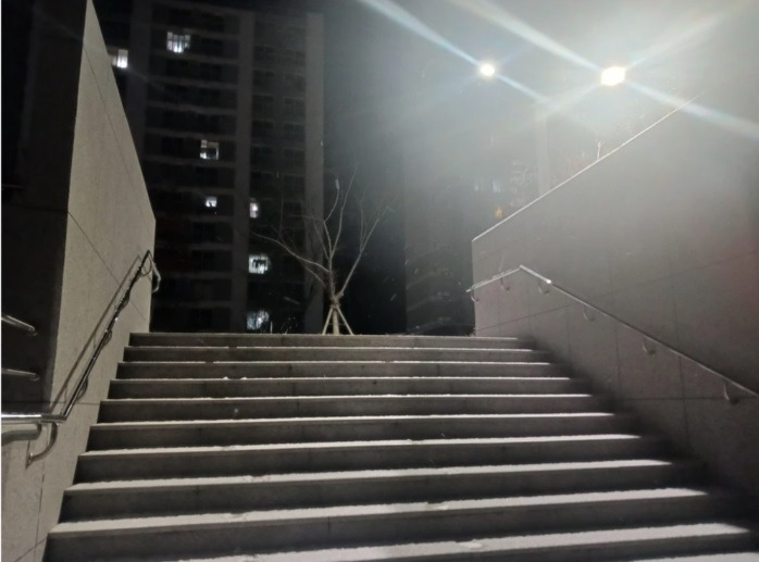 멜랑콜리한 여중생.jpg