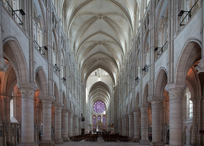 laon catheral insidejpg.jpg
